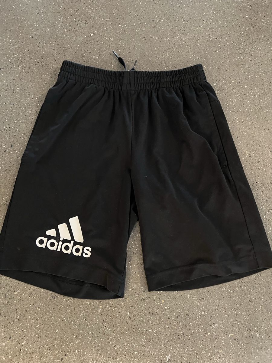 Adidas Pantaloni: Sporthose Adidas Gr. 152 – Usato da Schlierbach venduto da matro01