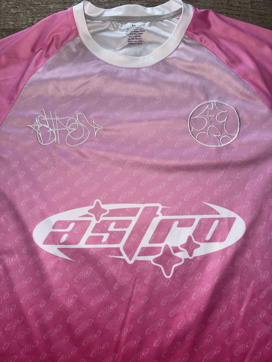Maillots de corps & Pantalons: Maillot Astro rose clair taille M – D'occasion à Vesin par Pupipupo2005 2