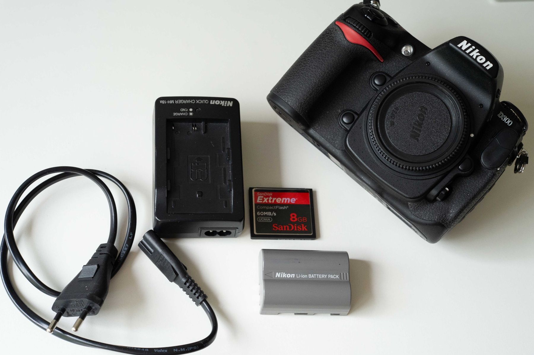 Nikon Fotocamera: Nikon D300 mit Zubehör – Usato da Schwerzenbach venduto da floridan