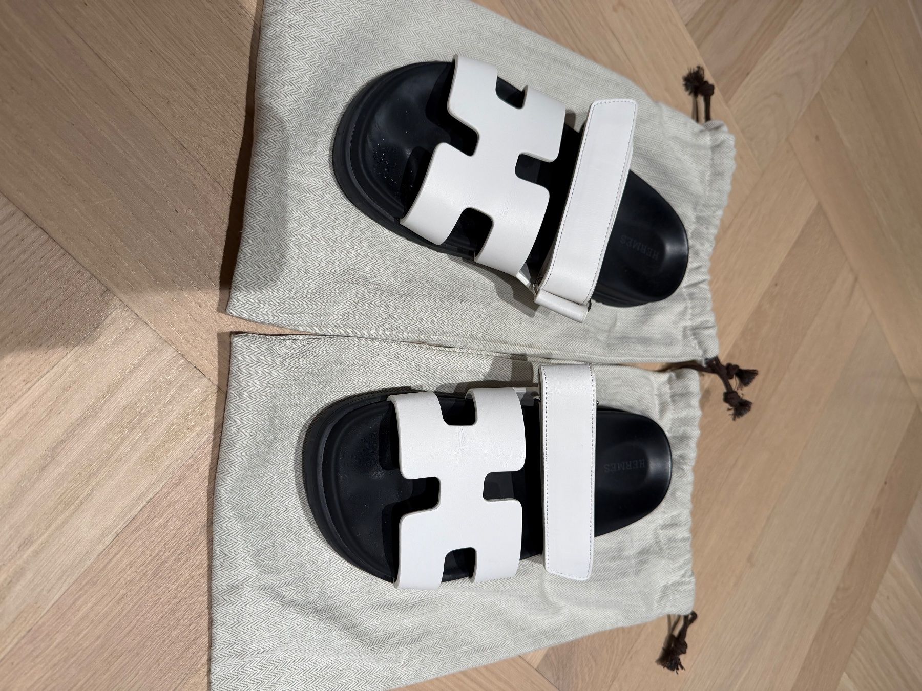 Chaussures hommes: Stylish White & Black Sandals - Summer Ready - Size 7/8 – D'occasion à Zürich par ale_d79f 1