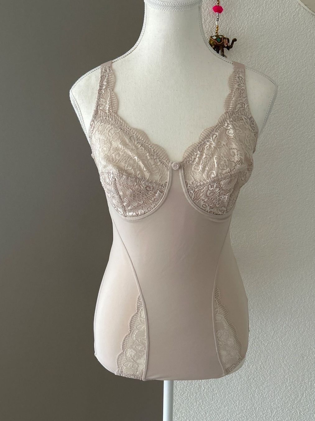 Altra biancheria intima: Formender Body mit Spitze beigefarbig – Usato da Brunnen venduto da Nala2929