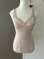 Formender Body mit Spitze beigefarbig