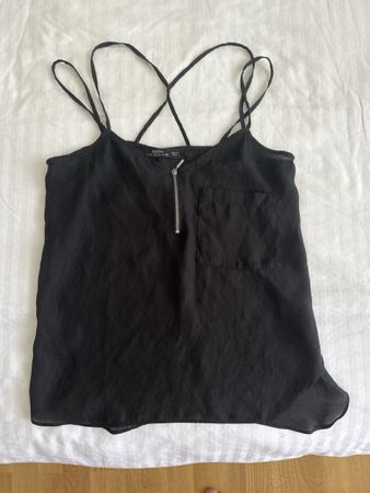 Schwarzes Bershka-Top mit Reißverschluss und Tasche Größe S 
