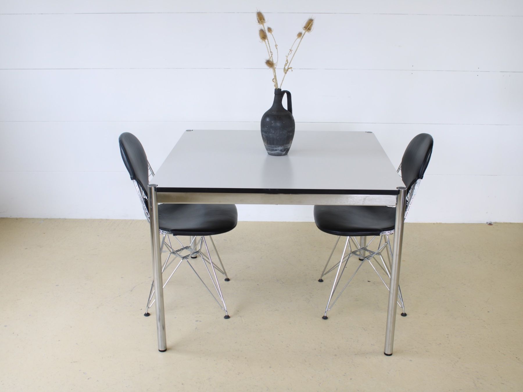 USM Scrivanie: USM Tisch (90cmx90cm) – Usato da Meinisberg venduto da atelier_TILIJA