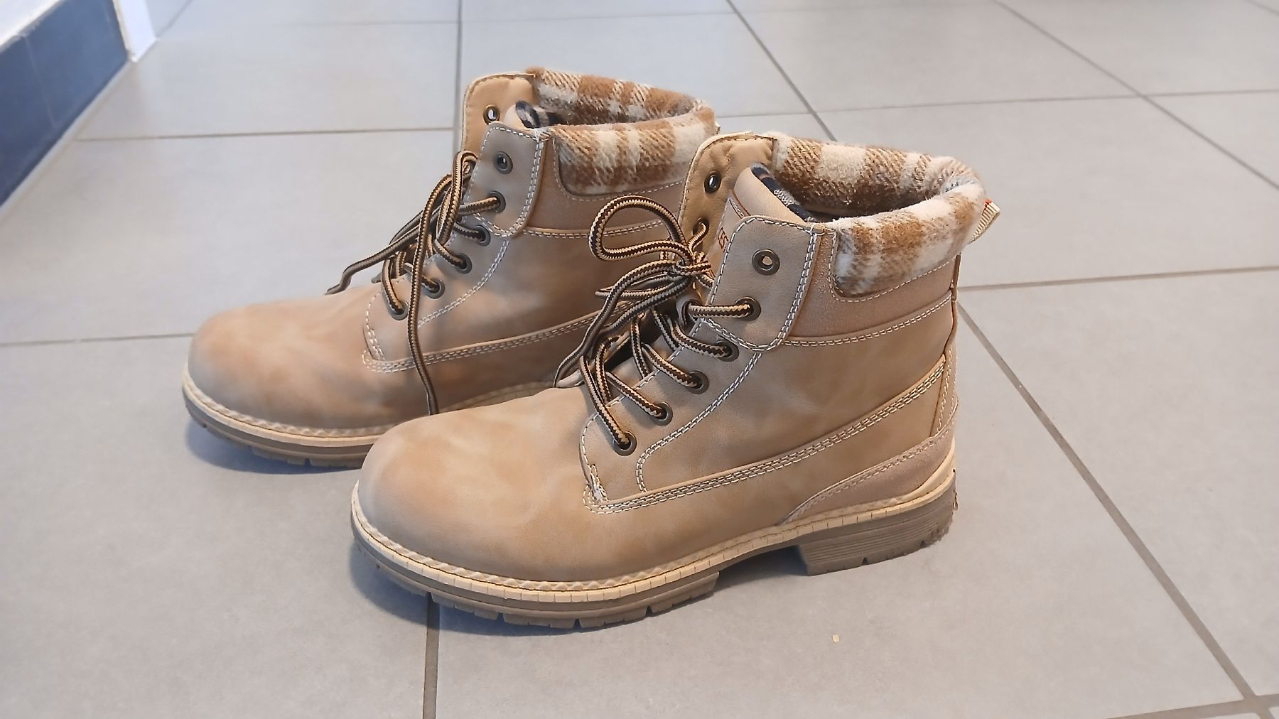 Scarpe da donna: Cestfini Winter Boots – Usato da Luzern venduto da Helloasa