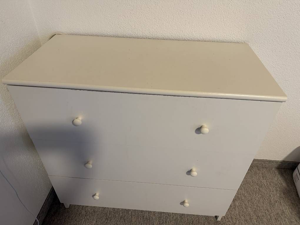 Kommoden: Commode blanche 3 tiroirs  À donner  Bon état  – Gebraucht aus Tolochenaz von pidouxj