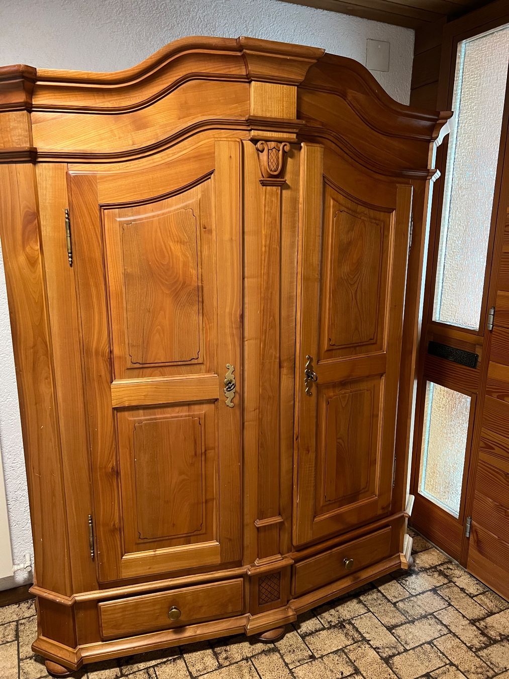 Armadi: Friburger Kirschbaumschrank,2 türig – Usato da Willisau venduto da bri_q2vt
