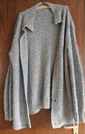 Gilet en tricot gris à boutons état d'usage