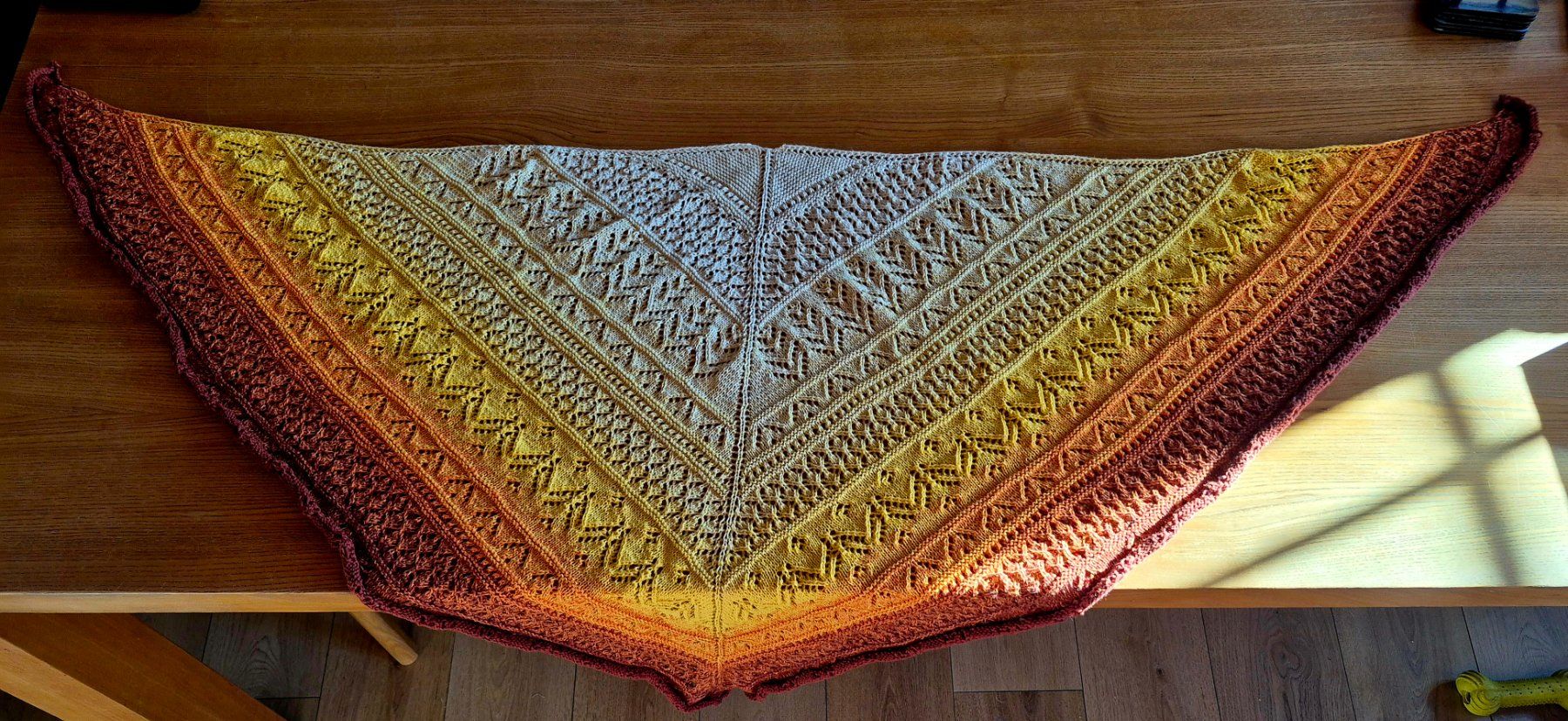 Foulard & Sciarpe: Handgestrickte Stola – Nuovo (secondo la descrizione) da Schafhausen im Emmental venduto da Herzrose