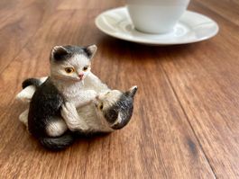 Katzen beim Spiel, Figur, Sammlerstück, 8 x 6 x 5cm