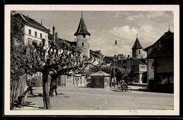 AK La Neuveville, Place avec tours et arbres taillés