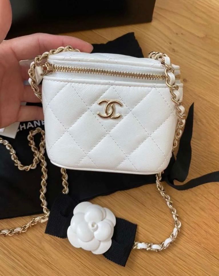 Chanel Borse da donna: Chanel Vanity Case, mit Chanel Blume, weiss – Nuovo (secondo la descrizione) da Triesen venduto da atos87 1