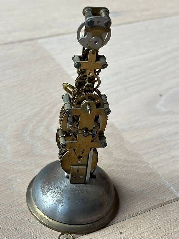 Orologi: Senkrechtes Skelett Uhrenwerk mit Wecker – Usato da Adliswil venduto da Heimite