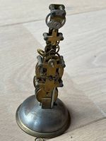 Senkrechtes Skelett Uhrenwerk mit Wecker