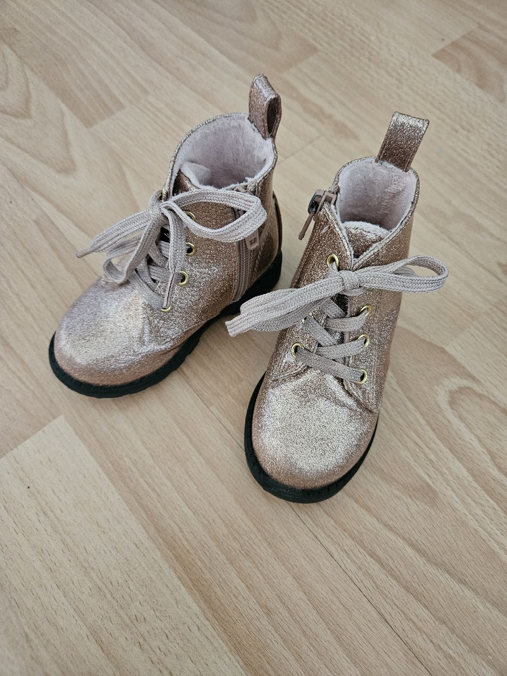 H&M Schuhe für Mädchen: H&M Glitzer Stiefel Gr. 20/21 – Gebraucht aus Zürich von Kris8050 1