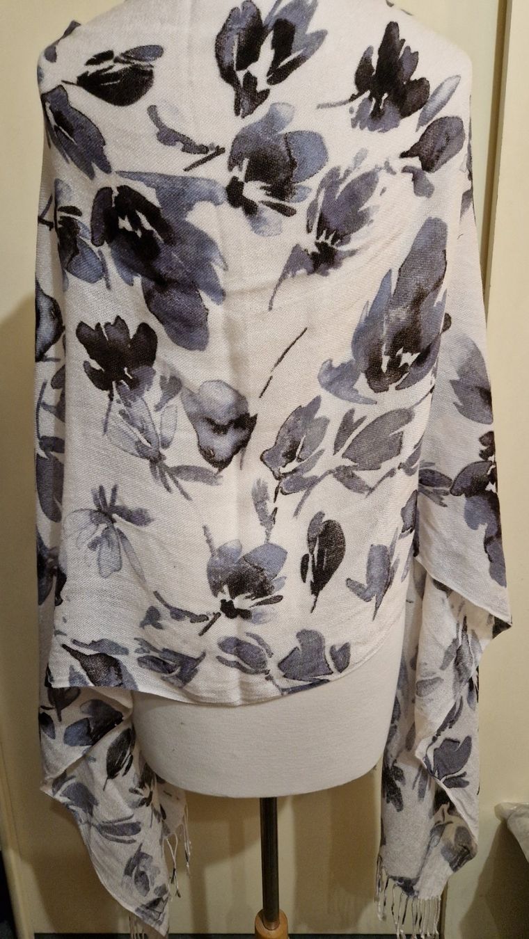H&M Foulard & Sciarpe: Weisser Schal mit grauem Blumenmuster und Fransen – Usato da Oberengstringen venduto da Sheera7 3