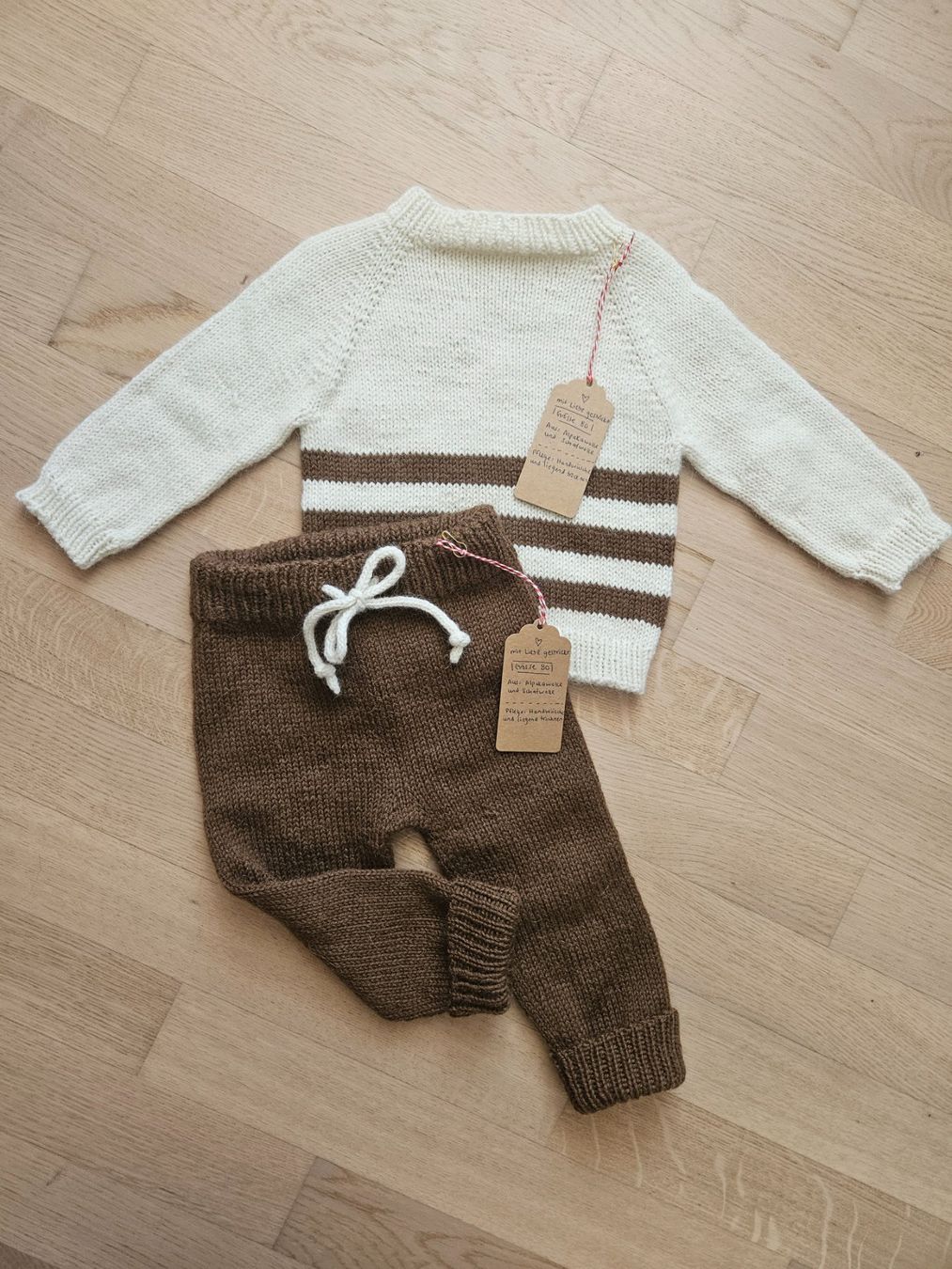 Maglioni & Felpe: Handgestricktes Baby Pullover und Hosen-Set, Grösse 80 – Nuovo (secondo la descrizione) da Würenlingen venduto da Nancy_Y