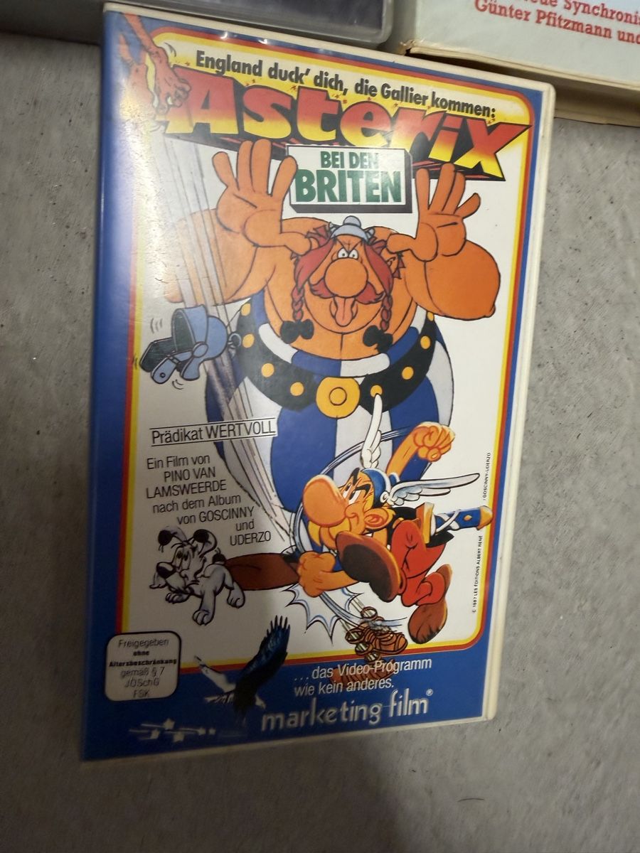 Tutti i VHS: Asterix VHS 3er Set: Asterix in Amerika, Asterix Der Gallier – Usato da Watt venduto da SwissBlueLine 3