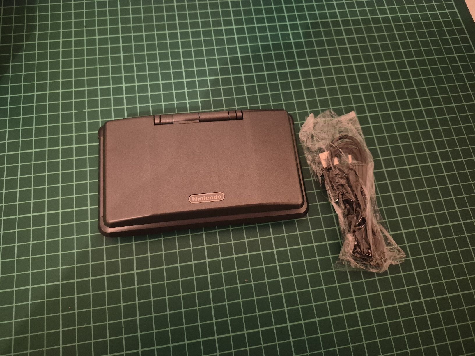 Nintendo Console: Nintendo DS Handheld Console Dark Grey with Charging Cable – Usato da Meyrin venduto da Retro-GZ 1