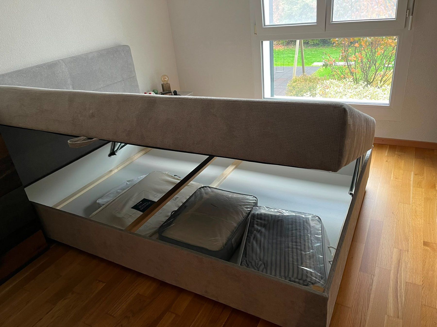 Lits: Lit Box Spring 140 x 200 avec rangement – D'occasion à Matran par phil1967 1