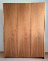 Schöner dunkel furnierter Schrank