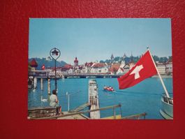 Luzern Bootssteg Blick auf Seebrücke belebt Motorboot Fahne