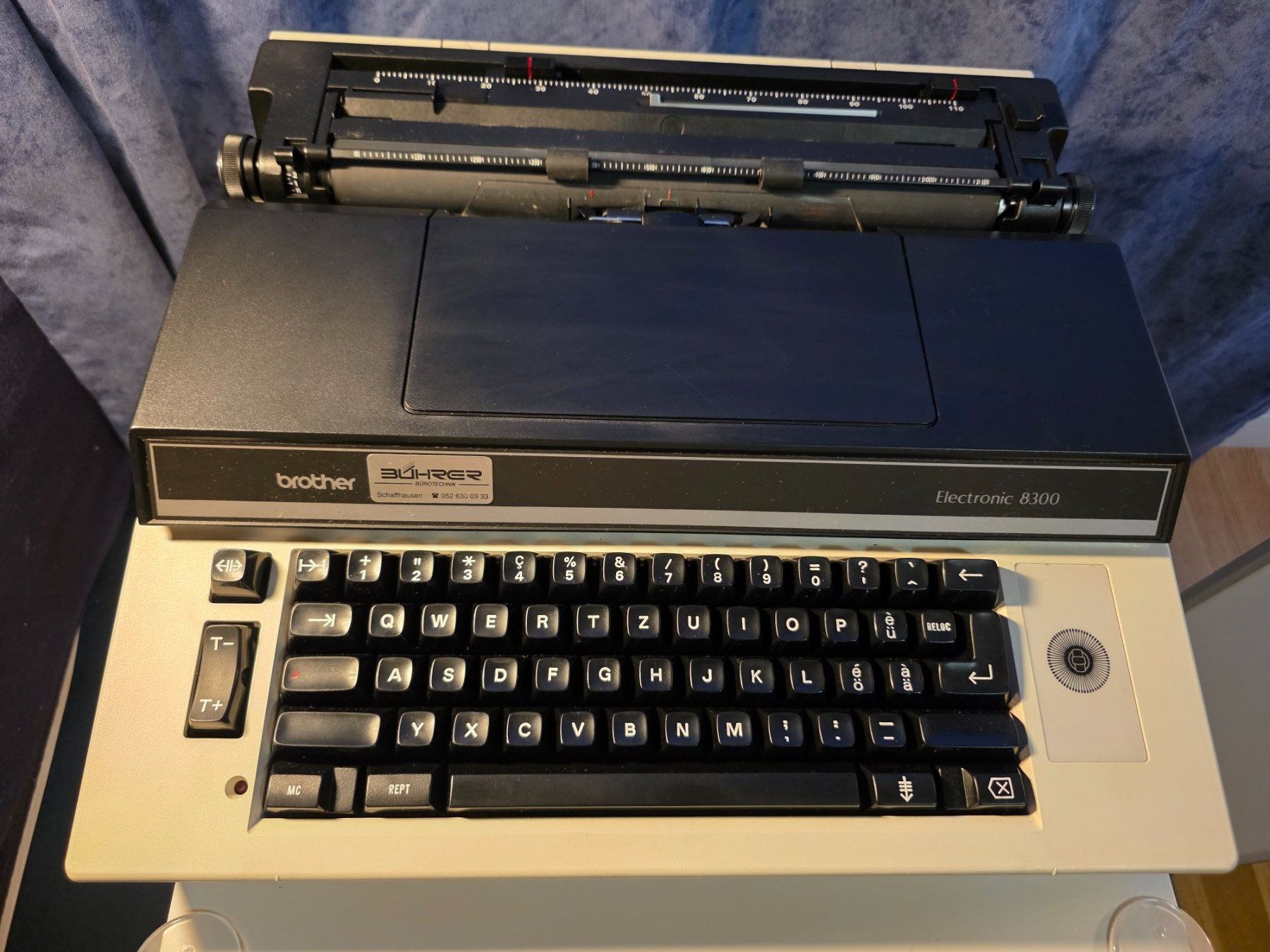 Brother Macchine da scrivere: Brother Electronic 8300 Schreibm. Schweizer Layout ab 1 ,- – Usato da Herisau venduto da whitepaper 1
