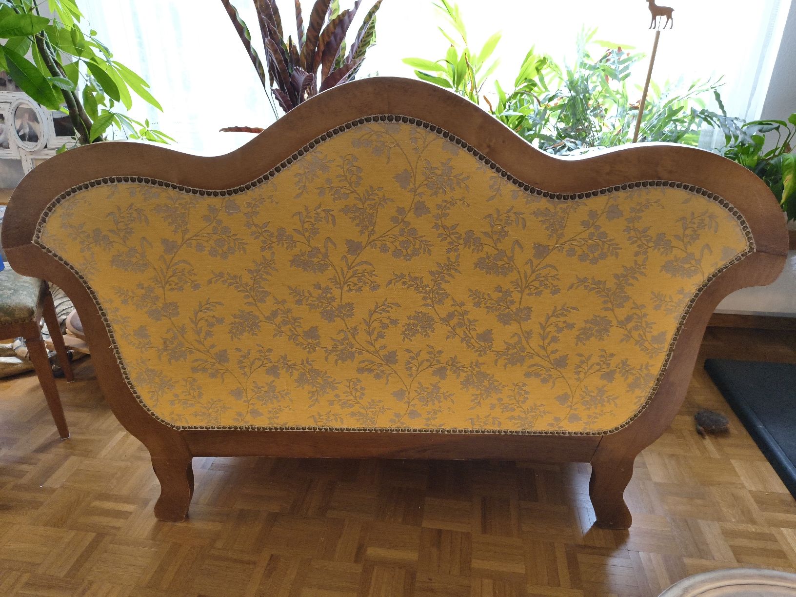 Divani: Antikes Sofa /Canapé, gelb mit Blumenmuster, Holzrahmen – Usato da Erlen venduto da Nordicwind 1