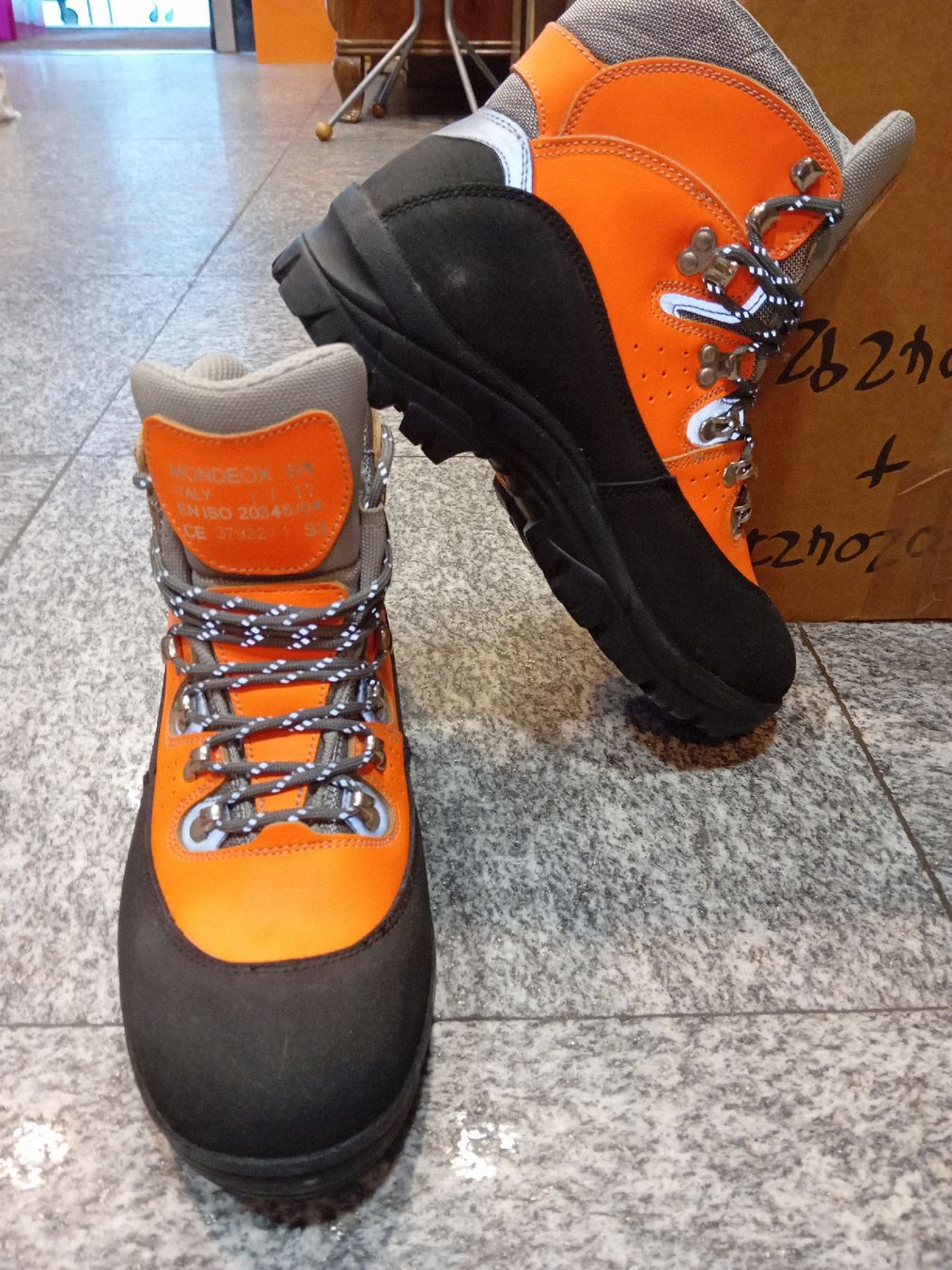 Scarpe da uomo: BORMIO scarpone antinfortunistica 43 – Usato da Biasca venduto da Old_6blh 6
