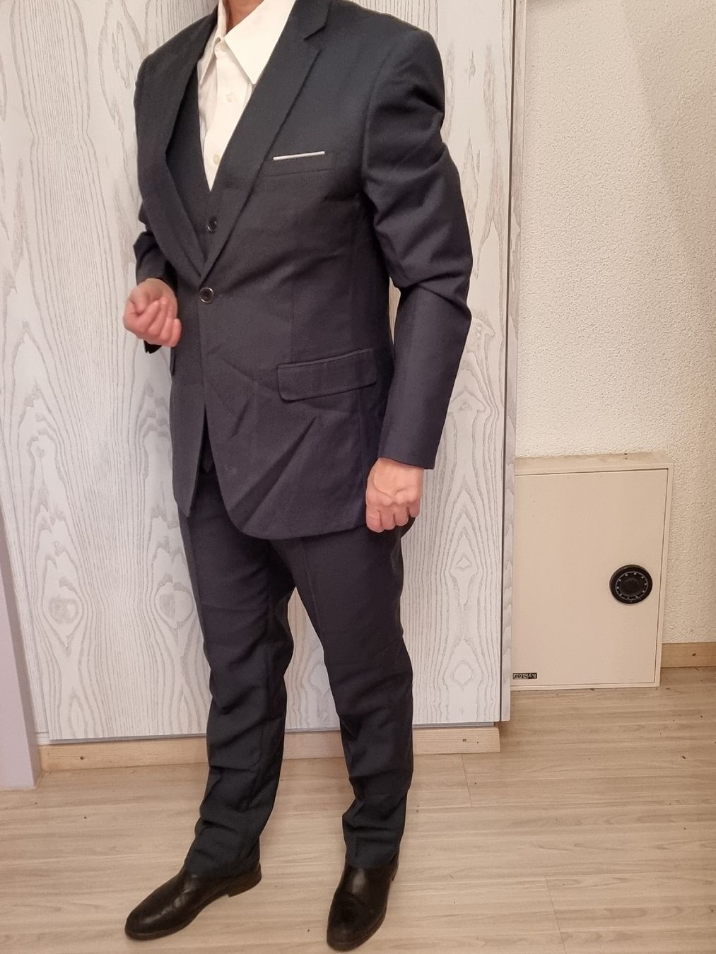 Anzüge: Herren Anzug mit Gilet – Neu und originalverpackt aus Uetendorf von .Eidgenosse. 1