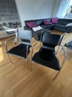 Deux chaises en cuir noir structure métal occasion