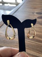 Jolies boucles d’oreilles tendances légères et neuves