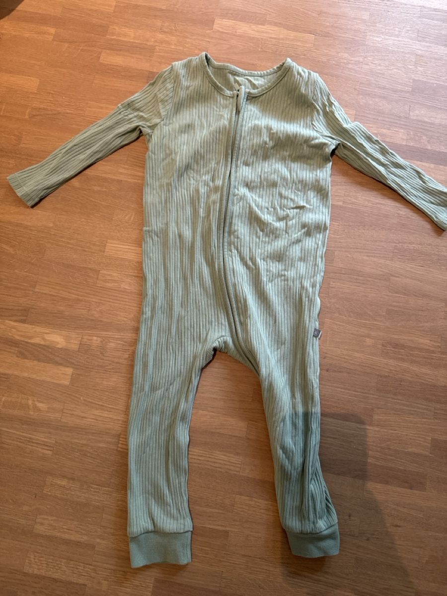 Emma & Noah Pyjamas & Ähnliches: Emma & Noah Strampler Grösse 92 Rippstrick Grün – Gebraucht aus Mels von ann_v2x9