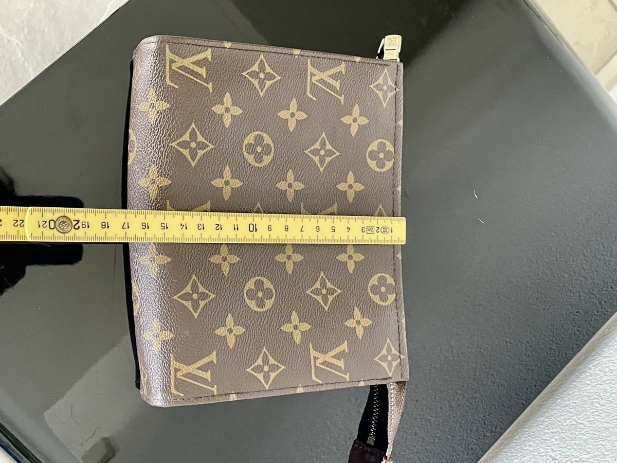 Louis Vuitton Taschen für Damen: Authentic LOUIS VUITTON Monogram Toiletry Pouch – Gebraucht aus Richterswil von Prangins9 4