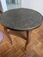 Orientalischer Beistelltisch mit geprägter Messingplatte