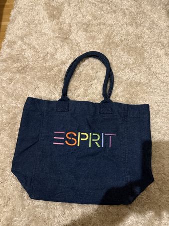 Esprit Jeans-Tasche mit Farb-Logo, perfekt für den Sommer!