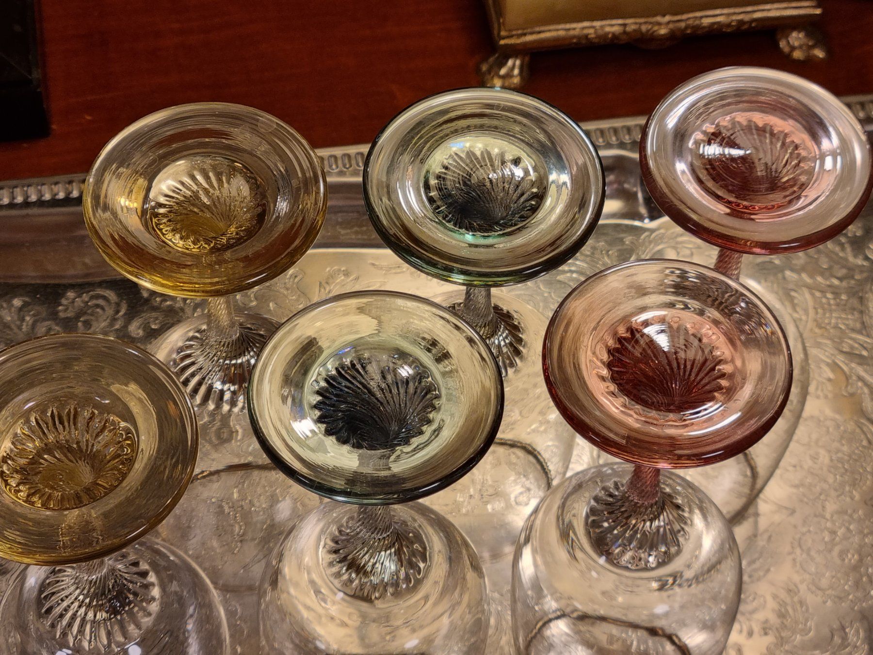 Verres: 6 Gläser, farbige Stiele, 18 cm – D'occasion à Scharnachtal par devin03 8