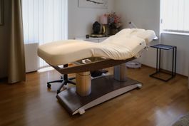Massage-/Kosmetikliege elektrisch verstellbar
