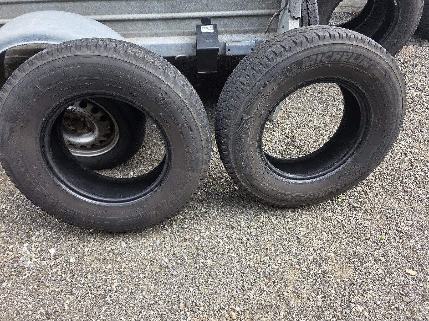 Michelin Pneus & Roues: 2 Michelin Agilis Camper 225/75 R 16 – D'occasion à Oberwil (Dägerlen) par Lugi17 2