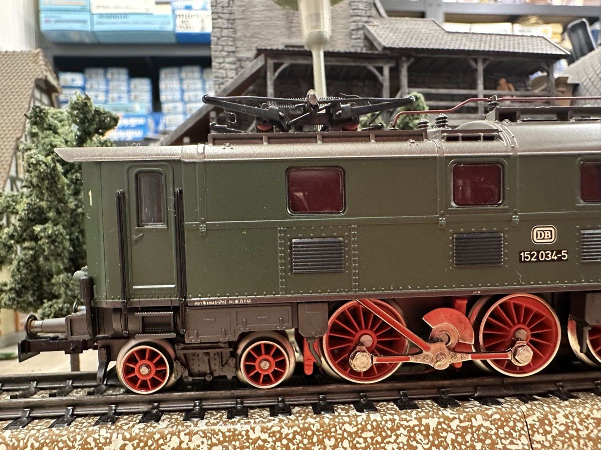 Märklin Modellini di ferrovie: Märklin 3366 DB BR 152 – Usato da Lupsingen venduto da New-Haven 1