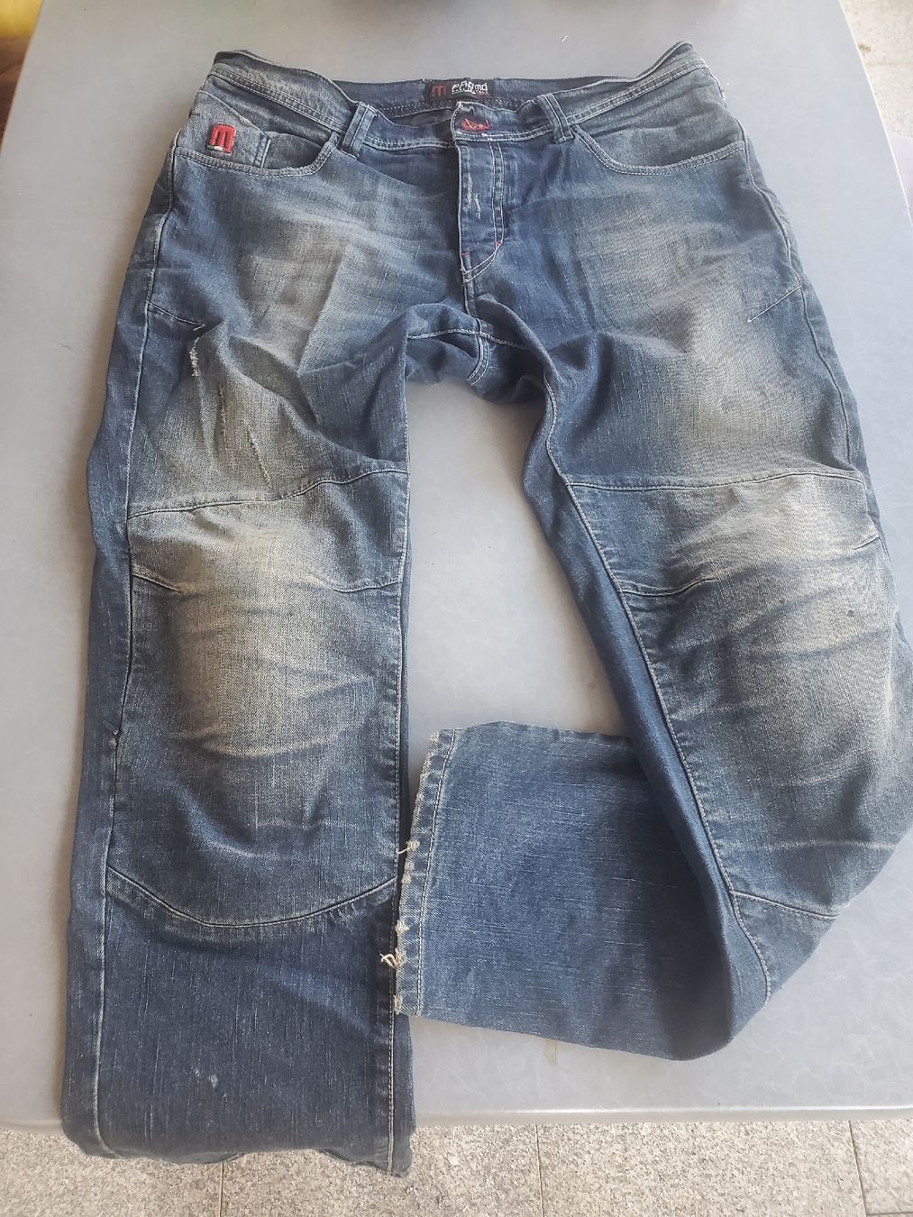 Jeans: Bikerhose Jeans gr. 42 mit Protektoren – Usato da Waltenschwil venduto da Andy.Z01