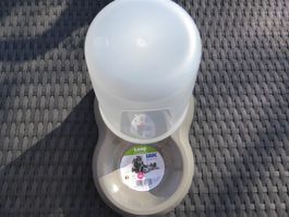 Futter Dispenser gross grau