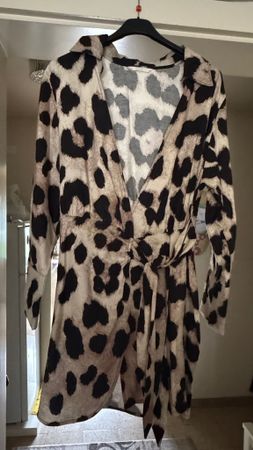 Robe à imprimé léopard avec ceinture - Taille  M neuve
