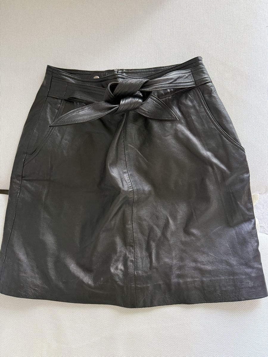 Gonne: Schwarzer Lederrock Gr.36 – Usato da Zürich venduto da secondhandpassion