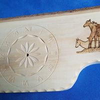 Wanduhr lindenholz mit brandmalerei