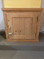 kleines altes Holzschränkli mit Türe und rustikalem Flair