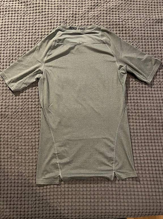 Nike T-shirt: T-shirt Nike Pro Dri-FIT gris compression M – Nuovo (secondo la descrizione) da Genthod venduto da mar_g8vn 1