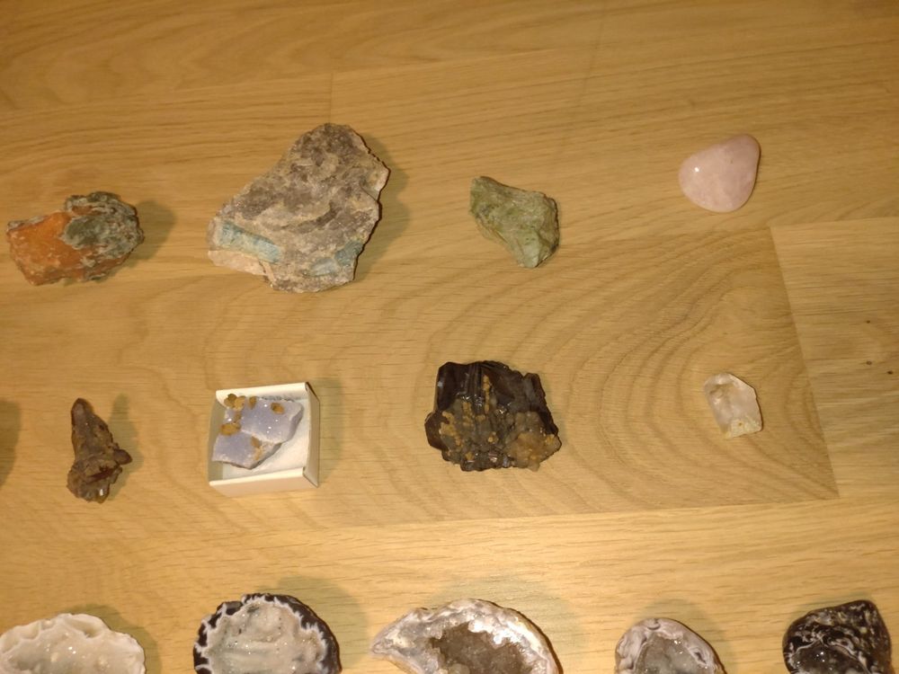 50-teilige Edelsteine / Mineralien sammlung mit Vitrine (Gebraucht) in ...