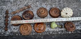 Set mit gedrechselten Holzelementen, Rosetten und Möbelknopf