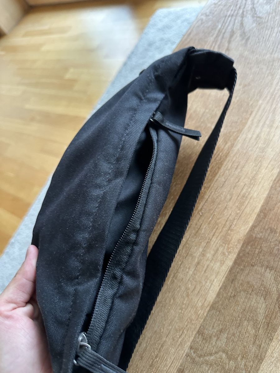Nike Borse: Nike Bauchtasche schwarz – Usato da Chur venduto da lululemooon 1